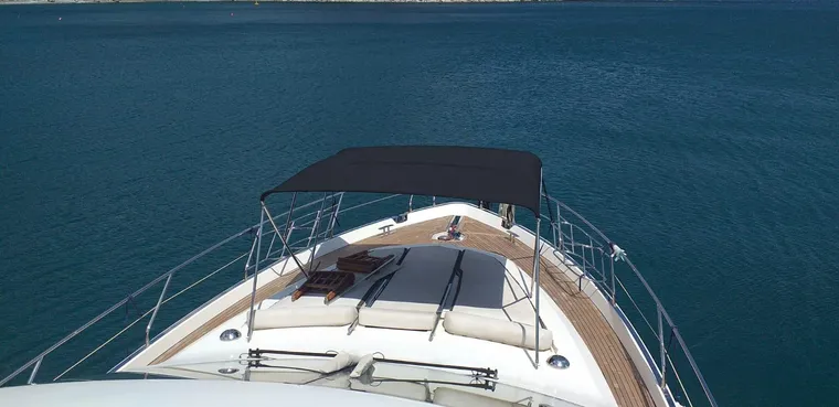 Üstten görünümde motorlu teknenin dümen bölümüne gölge sağlayan koyu renk bimini
